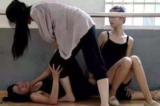 女生压腿疼哭视频